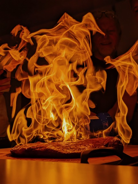 Das Steak-Finish über der offenen Flamme.